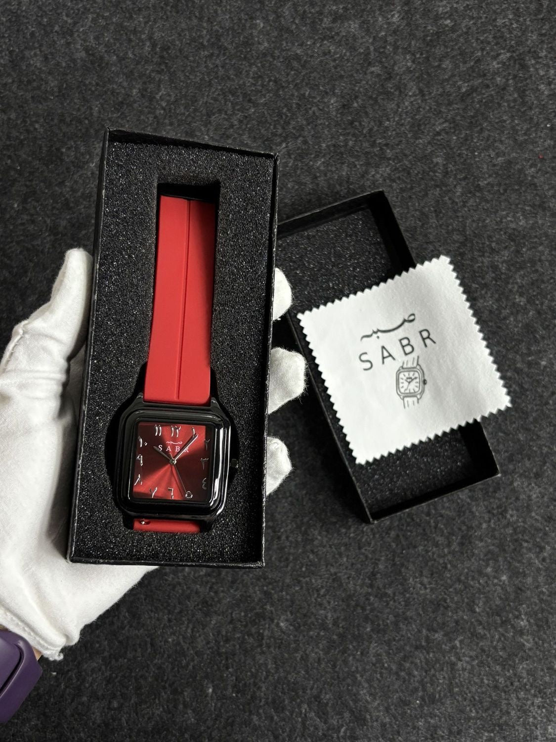 Montre sabr rouge carmin